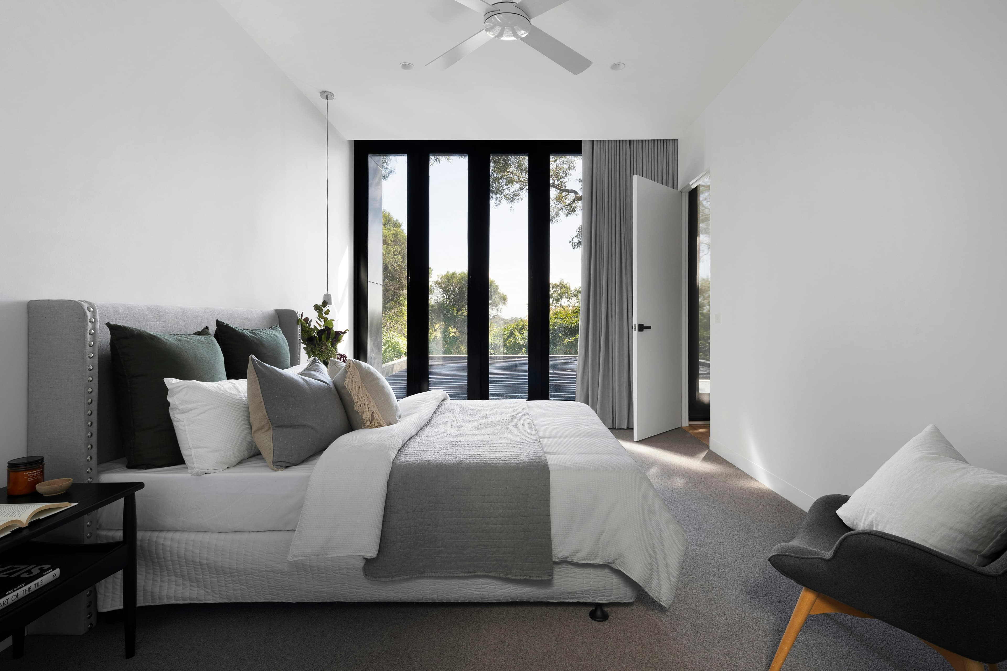Stunning Modern Villa with Private Garden photo 3